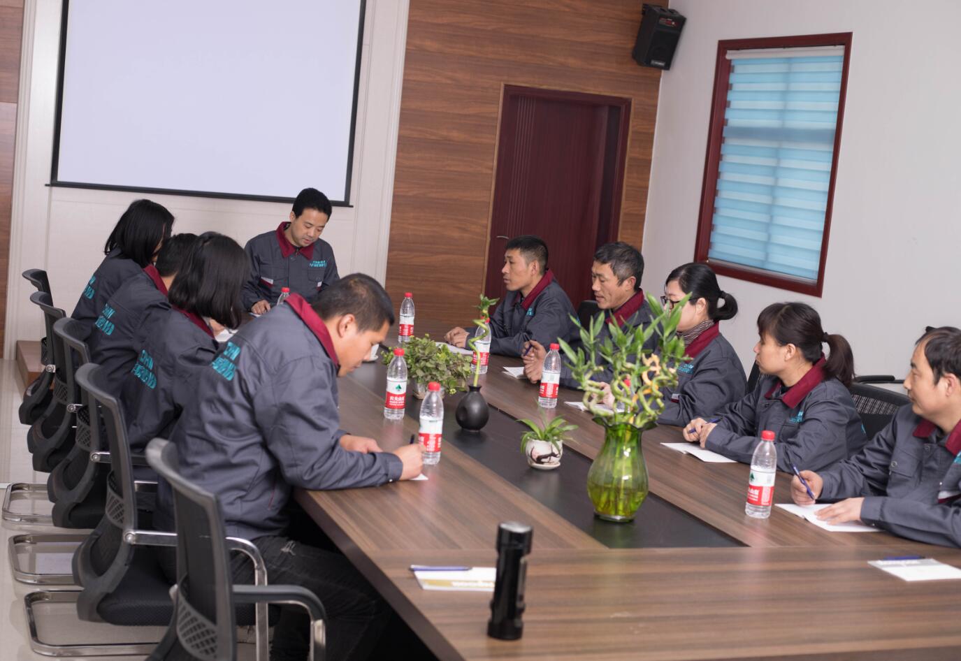 董事長(zhǎng)與技術(shù)部門就新材料研發(fā)項(xiàng)目會(huì)議